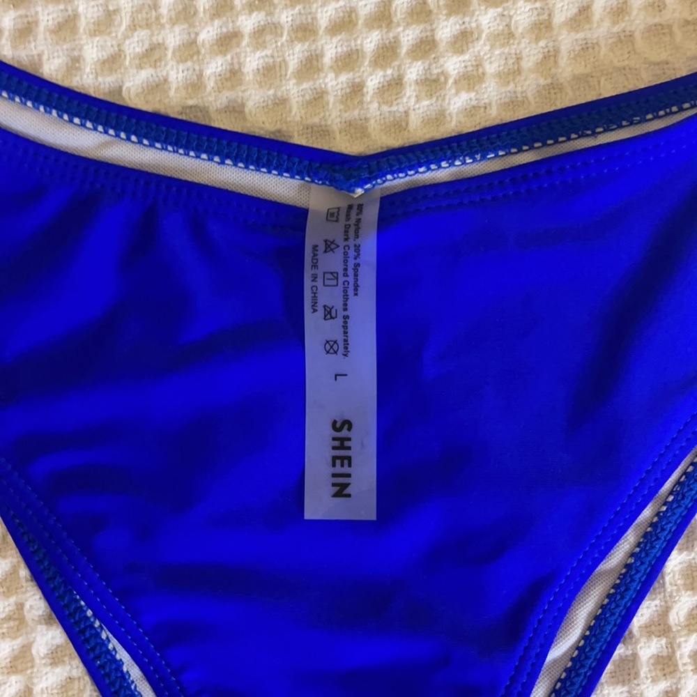 Bikini - Picture 3 of 3